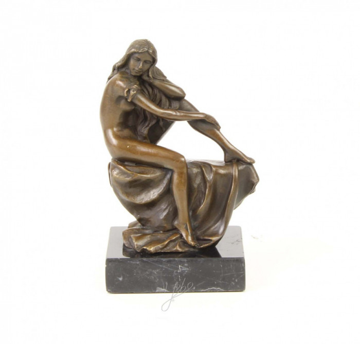 Femeie nud-statueta din bronz pe un soclu din marmura TM-23