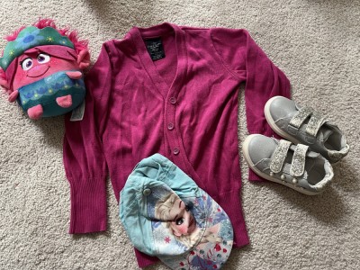 Bluza roz 4-5 ani , adidasi marimea 26 , sapca , jucarie foto
