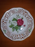Farfurie decorativa de colectie de protelan de perete margine filigranata dantelata Bavaria trandafir rosu Redoute