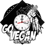 Ceas de perete din disc vinil, Tematică Vegan, Design cu Mesaj &bdquo;GO VEGAN!&rdquo; și Elemente Vegetale, Negru, 30 cm
