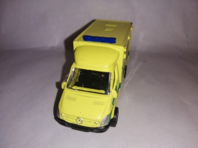 bnk jc Corgi - ambulanta Mercedes Sprinter - 1/87 foto