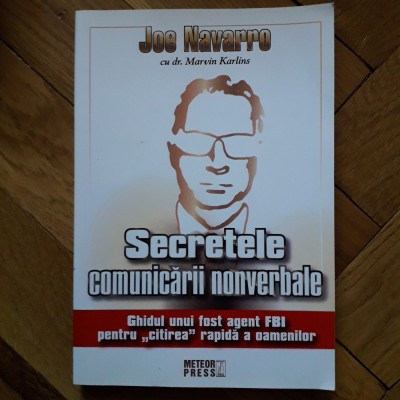 Joe Navarro - Secretele comunicarii nonverbale. Ghidul unui agent FBI pentru citirea rapida a oamenilor (2012) limbajul nonverbal corpului gandurilor foto
