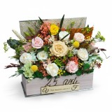 Aranjament premium cu flori naturale criogenate si stabilizate in carte decorativa personalizabila