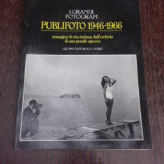 I grandi fotografi, Publifoto 1946-1996, imagini di vita italiana dall'archivio di una grande agenzia (text in limba italiana)