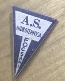 AMS2 Insignă vintage &bdquo;A.S. Hidrotehnica Focșani&rdquo; (Asociația Sportivă), emblemă triunghiulară din aluminiu imprimat, din perioada comunistă RSR