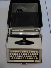 Masina de scris cu litere chirilice foto