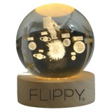 Lampa led decorativa, flippy, cu bila de cristal cu diametru 6cm, model astronaut in galaxie 3d, alimentare usb, suport din lemn, lumina alb cald