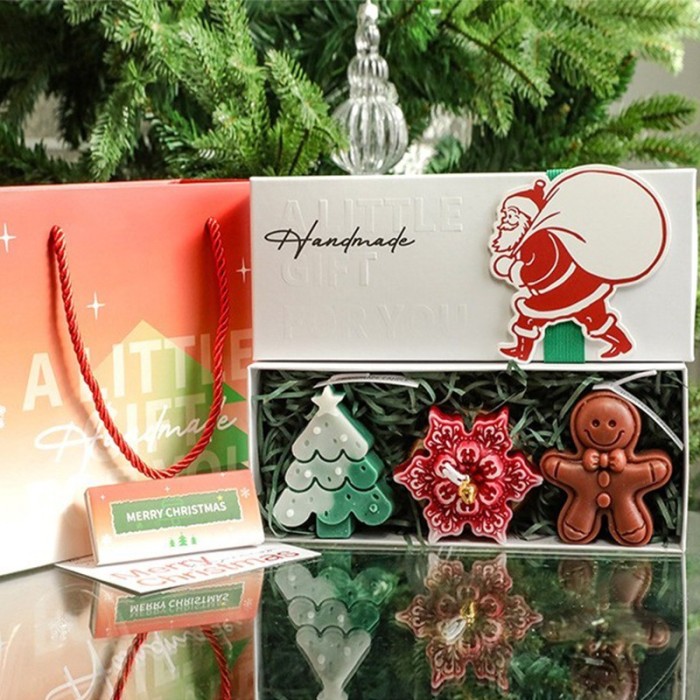 Lumanari Parfumate de Craciun, GIFT BOX din 3 Lumanari din Ceara de Soia, Model C Brad, Floare, Om de Turta Dulce, 22.5 x 9.5 x 5 cm, Multicolor