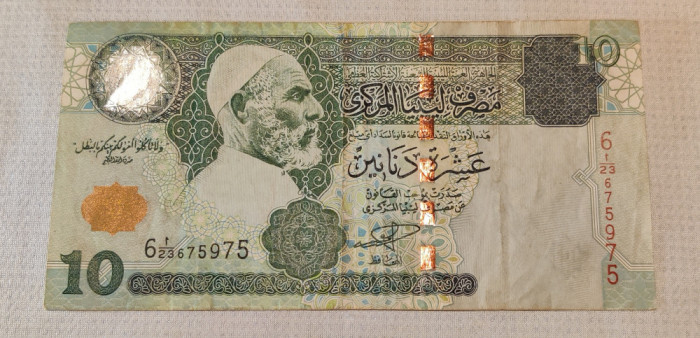 Libia - 10 Dinars / dinari (2004) &icirc;n st&acirc;nga Omar el-Mukhtar