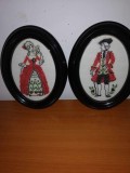 Pereche femeie barbat in haine de epoca tablou cusut brodat broderie veche manuala inramata rama ovala sintetica cu sticla