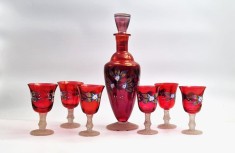 vintage 6 Pahare + Decantor Sticla colorata Cristal Boemia anii &#039; 50 rosu burgund pictate manual cu motive florale set lichior