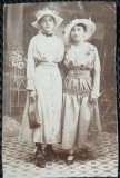Fotografie tip Carte Postala, Doua tinere cu palarii, 1928