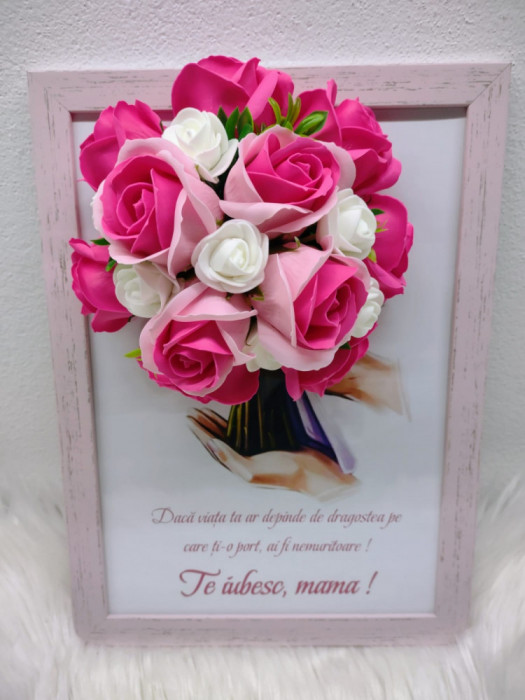Rama A4 cu decorațiune de flori de săpun și text &quot;Te iubesc mama&quot;