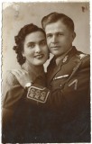 P1904N Sublocotenent Petre Strochi din Regimentul 2 V&acirc;nători de Gardă Regina Elisabeta &icirc;n ținută model 1941, cu &icirc;nsemn de rănit
