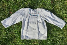 Ie veche, din panza groasa, brodata manual cu floricele marunte, zona Maramures, marime mica / S