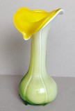 Vaza din sticla de Murano cu efect cromatic multicolor, cu deschiderea sub forma de floare (cala)