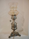 Lampă veche de masă pe gaz (sau petrol) și alama masiva convertită adesea &icirc;n lampă de iluminat electric
