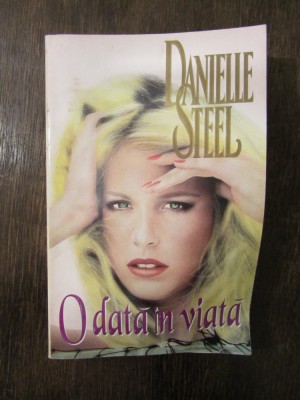 DANIELLE STEEL - O DATA IN VIATA foto