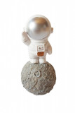 Cumpara ieftin Statueta decorativa, Astronaut pe asteroid, 12 cm, DY202-6B