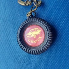 F421-Breloc vintage auto Dacia RSR plastic si metal diam. 3,5 cm, stare buna.