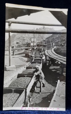 VAGONETI DE CARBUNE LA MINE IN PETROSANI , FOTOGRAFIE MONOCROMA, PE HARTIE LUCIOASA , PERIOADA INTERBELICA foto