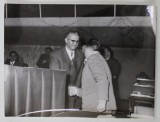 PALMIRO TOGLIATTI SALUTAND UN INVITAT LA CONGRESUL AL VIII - LEA AL P.C.I. , ROMA , FOTOGRAFIE DE PRESA , 1956