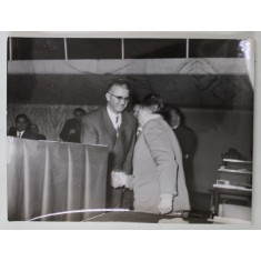 PALMIRO TOGLIATTI SALUTAND UN INVITAT LA CONGRESUL AL VIII - LEA AL P.C.I. , ROMA , FOTOGRAFIE DE PRESA , 1956