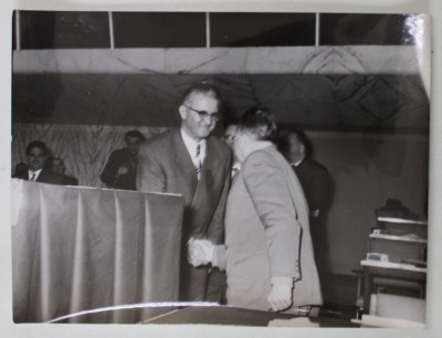 PALMIRO TOGLIATTI SALUTAND UN INVITAT LA CONGRESUL AL VIII - LEA AL P.C.I. , ROMA , FOTOGRAFIE DE PRESA , 1956 foto