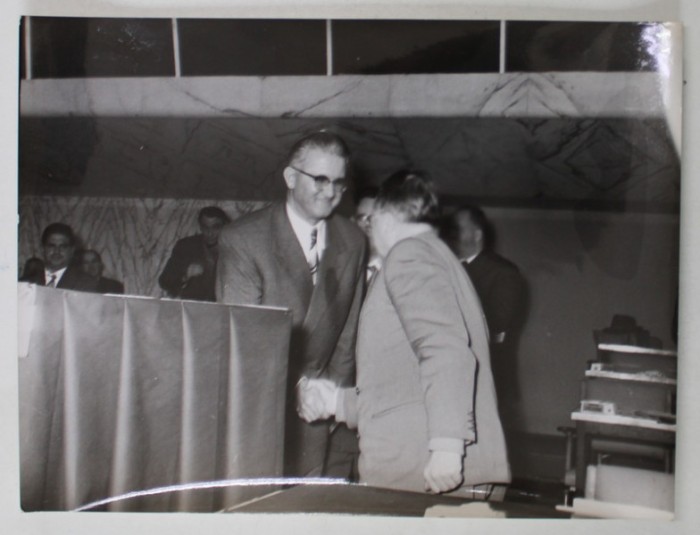 PALMIRO TOGLIATTI SALUTAND UN INVITAT LA CONGRESUL AL VIII - LEA AL P.C.I. , ROMA , FOTOGRAFIE DE PRESA , 1956
