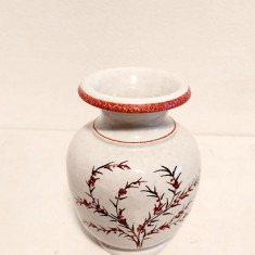 Vaza ceramica vintage Germania, nemarcata, Mid-Century, alb cu decor roz si maro