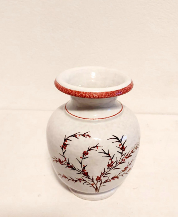 Vaza ceramica vintage Germania, nemarcata, Mid-Century, alb cu decor roz si maro