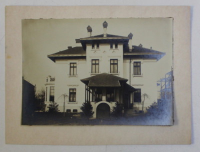 VILA CU ETAJ IN STIL NEOROMANESC , FOTOGRAFIE PE HARTIE LUCIOASA , AUTOR NECUNOSCUT , INCEPUTUL SEC . XX foto