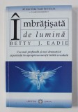 IMBRATISATA DE LUMINA de BETTY J. EADIE , 2000 * MINIMA UZURA