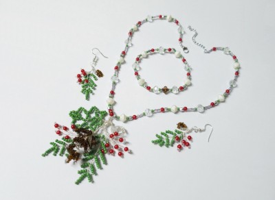 Set unicat bijuterii margele rosu verde, con brad cu bobite rosii ilex foto