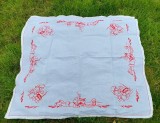 Fata de masa vintage bumbac cusuta manual ata rosie 122x136cm, broderie pitici gnomi model narativ retro, decor rustic bucatarie lucru de mana