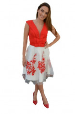 Rochie deosebit de eleganta culoare alb-rosu cu broderie foto