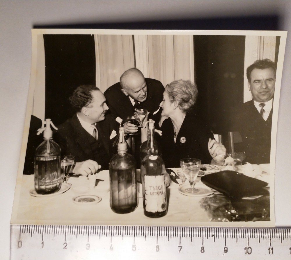 Fotografie petrecere, poetul George Lesnea, Otilia Cazimir, Alb-Negru ...