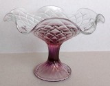 Fructiera vintage de cristal colorat de Bohemia cu picior, ornamente romburi si margini asimetrice
