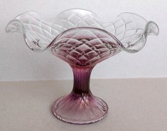 Fructiera vintage de cristal colorat de Bohemia cu picior, ornamente romburi si margini asimetrice