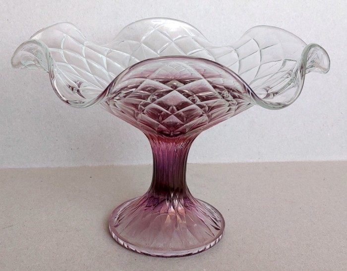 Fructiera vintage de cristal colorat de Bohemia cu picior, ornamente romburi si margini asimetrice