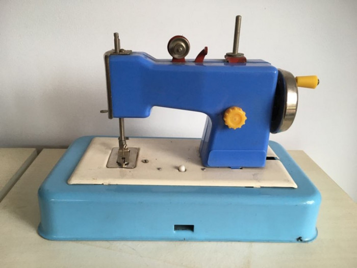 Masina de cusut Mirela jucarie romaneasca veche, comunism, albastra