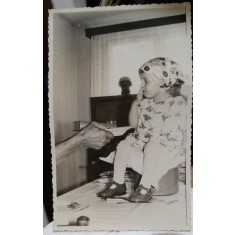 Fotografie, fetita cu basma, perioada comunista