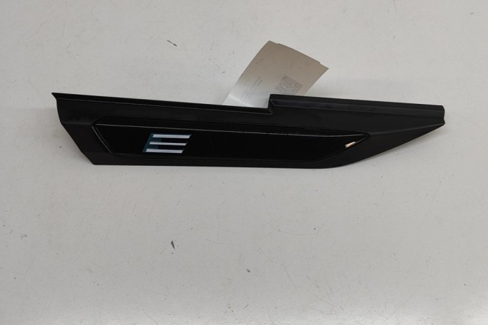 Emblema aripa dreapta PEUGEOT 2008 II 2023 OEM: 9825860880 | 30197318