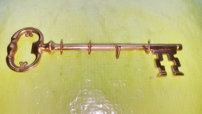 G160- Frumos cuier mic tip cheie bronz aurit in stare foarte buna. foto
