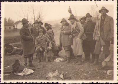 HST M218 Poză v&amp;acirc;nători cu puști 1935 G&amp;acirc;rbău județul Cluj foto