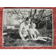 Fotografie, Geo (dr. Litarczek, parintele radiologiei romanesti) cu mama Duminica Pastelor 1927, gradina din 19 Pretoria Rd