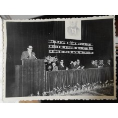Fotografie, personalitati ale momentului la prezidiu, cu ocazia a celei de-a 30 aniversare a luptelor ceferistilor si petrolistilor din 1933