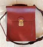 Geantă crossbody sau servietă de umăr vintage, realizată din piele naturală maro-roșcat (coniac)