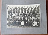Fotografie pe carton, grup de fete si baieti, perioada interbelica