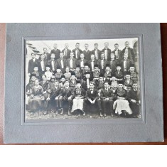 Fotografie pe carton, grup de fete si baieti, perioada interbelica
